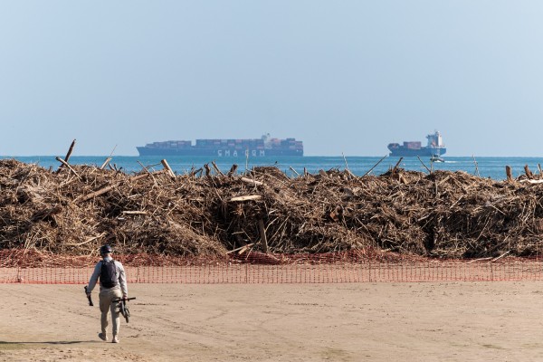 Los socorristas advierten de riesgos en las playas de València por los restos de la Dana: 