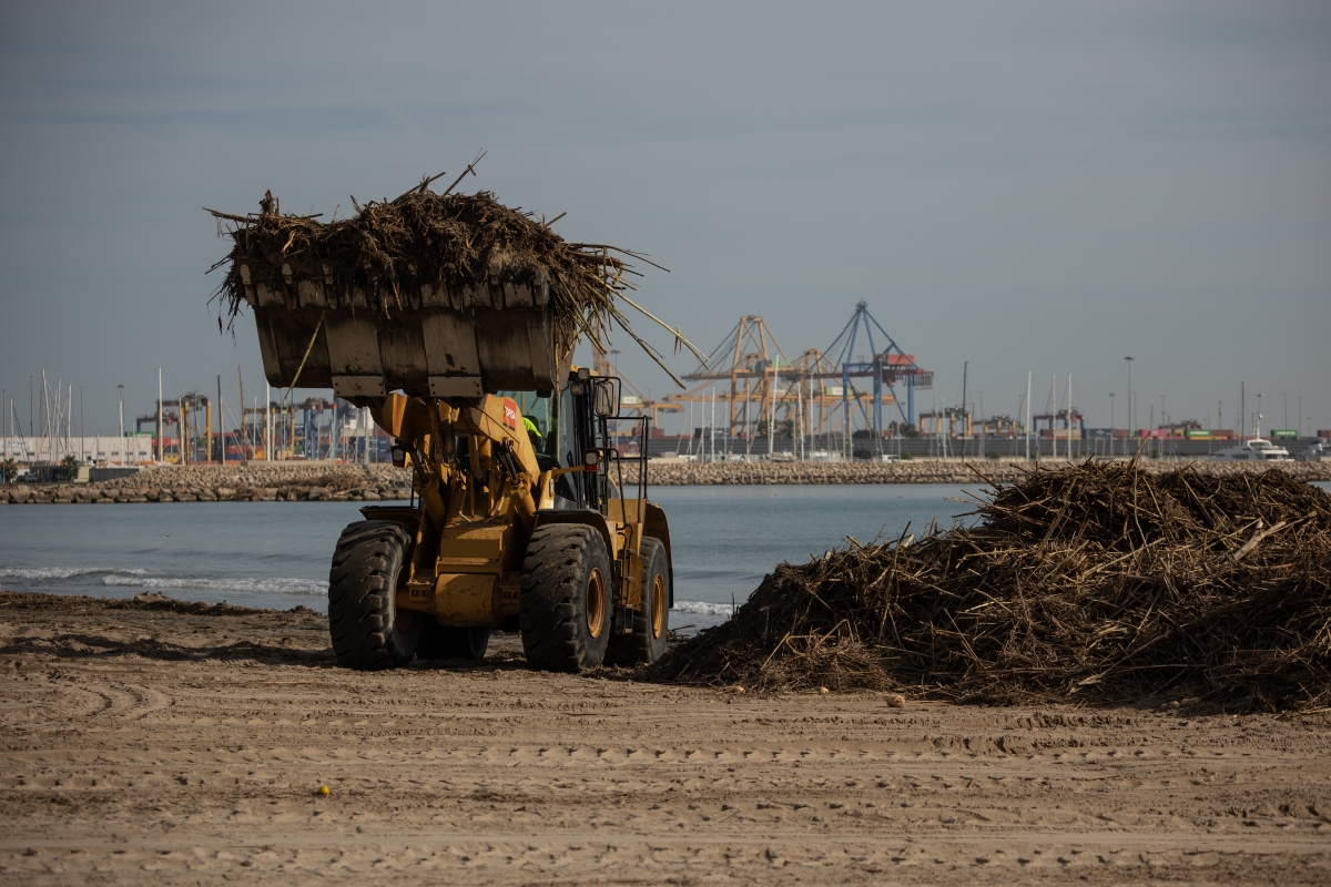 Una máquina excavadora recoge los restos de la Dana en la playa de Pinedo. - Foto: ALEJANDRO MARTÍNEZ VÉLEZ/EP Una máquina excavadora recoge los restos de la Dana en la playa de Pinedo.