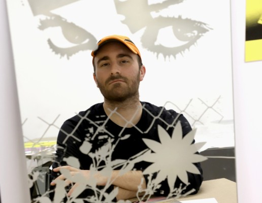Flores invasoras, 'stickers' a 10 euros y collage: Alberto Feijóo indaga por la ciudad con 'Palán palán'