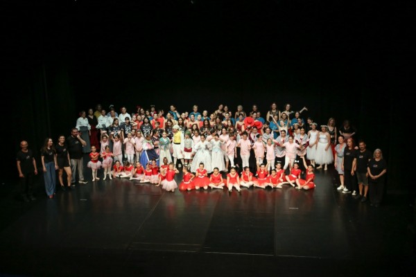 Más de 200 alumnos de danza del Centre de les Arts de Burriana cierran el curso con una gala en el Teatre