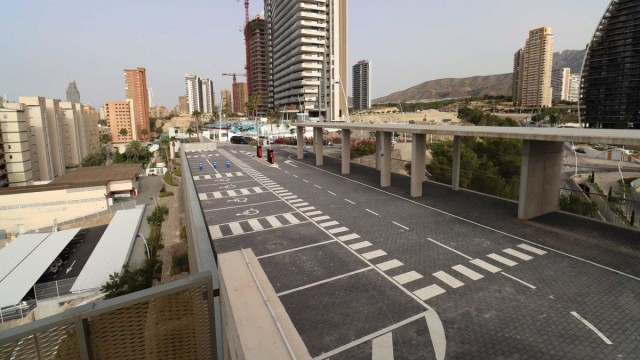 Benidorm ubicará una instalación fotovoltaica en el aparcamiento de Poniente para mejorar la eficiencia energética del Ayuntamiento 
