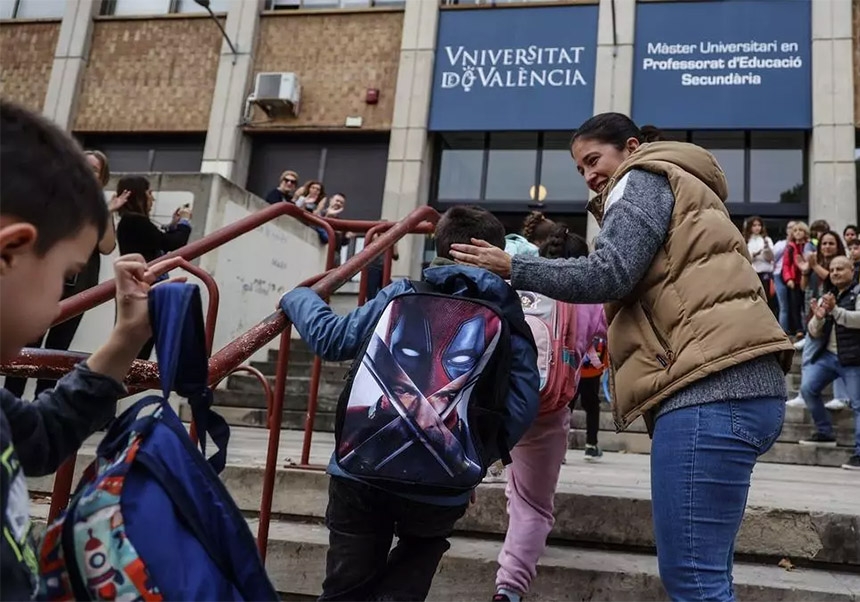 Alumnado del CEP Lluís Vives de Massanassa a su llegada a la antigua Facultad de Magisterio. - Foto: UNIVERSITAT DE VALÈNCIA Alumnado del CEP Lluís Vives de Massanassa a su llegada a la antigua Facultad de Magisterio.