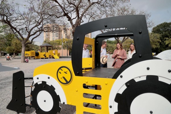 València estrena una renovada zona de juegos infantiles junto al parque Gulliver