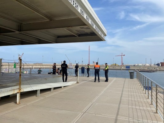 El operativo contra el baño en la dársena interior de la Marina arranca con siete menores sancionados