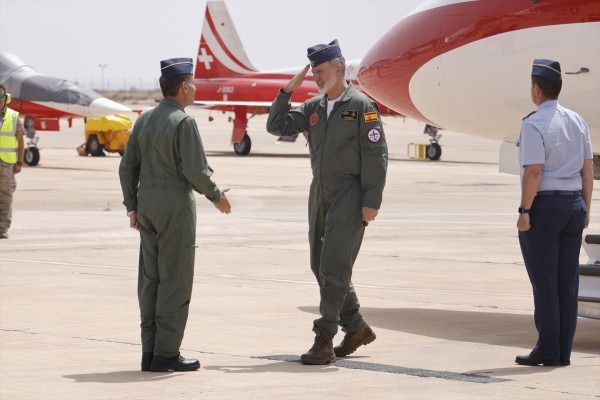 San Javier vibra con un masivo Festival Aire 25 y el rey Felipe VI prueba el avión en el que se formará la princesa Leonor