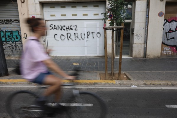 Aparece una pintada contra Pedro Sánchez en el bajo de Ábalos en Valencia