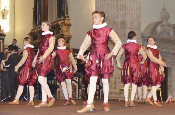 Una treintena de personas centran 'Las danzas de los Infantillos del Corpus' en València