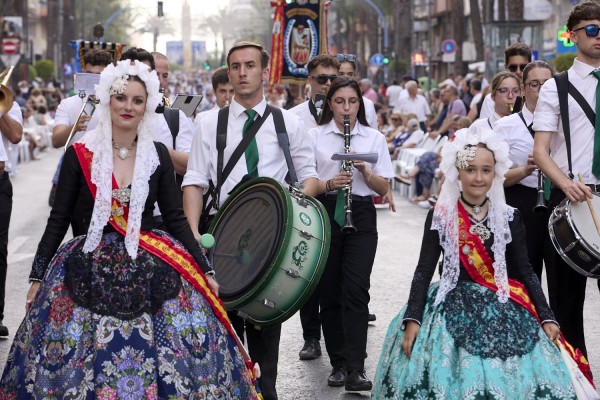 La entrada de bandas de les Fogueres 2025, en imágenes 