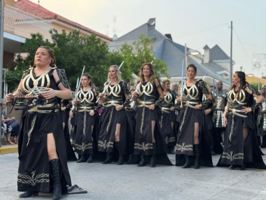 Archena cae rendida ante el 'Desfile Parada' de los Moros y Cristianos