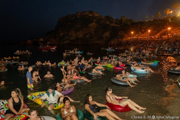 Casi 3.000 amantes del cine vibran en Cala Cortina con el 'ataque' de un tiburón blanco en la proyección inmersiva de 'Infierno azul'
