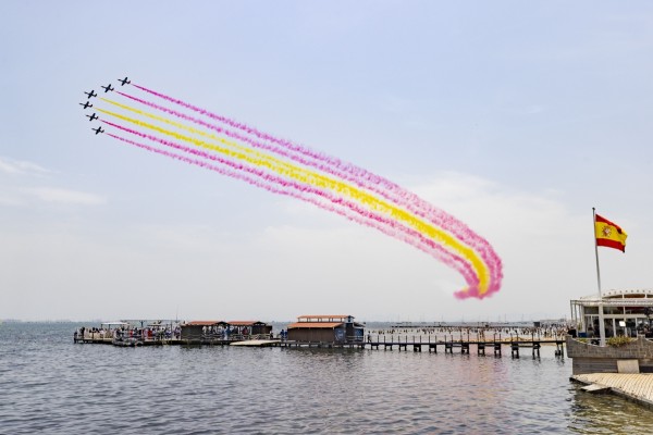 La Patrulla Águila surca por última vez los cielos de San Javier en una emotiva despedida bajo la mirada del rey y miles de personas