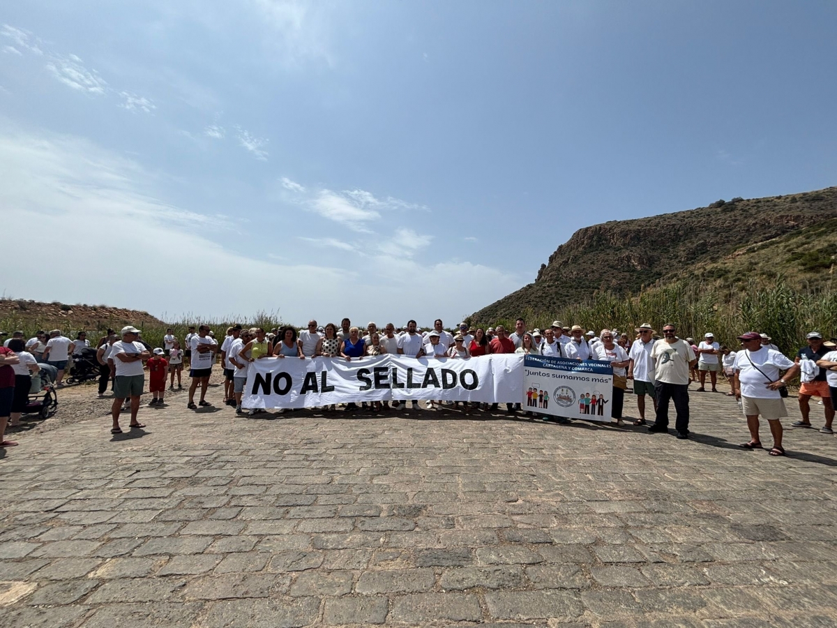 Una cadena humana protesta contra el sellado de los estériles en la Bahía de Portmán