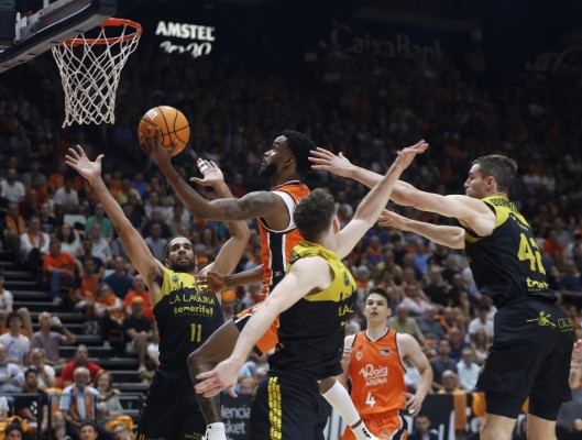 El Valencia celebra el octavo aniversario de su título de acb y espera rival para la final