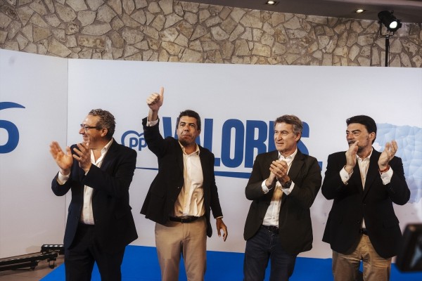 Mazón y el resto de afiliados del PPCV votan la candidatura de Feijóo para el Congreso del Partido Popular