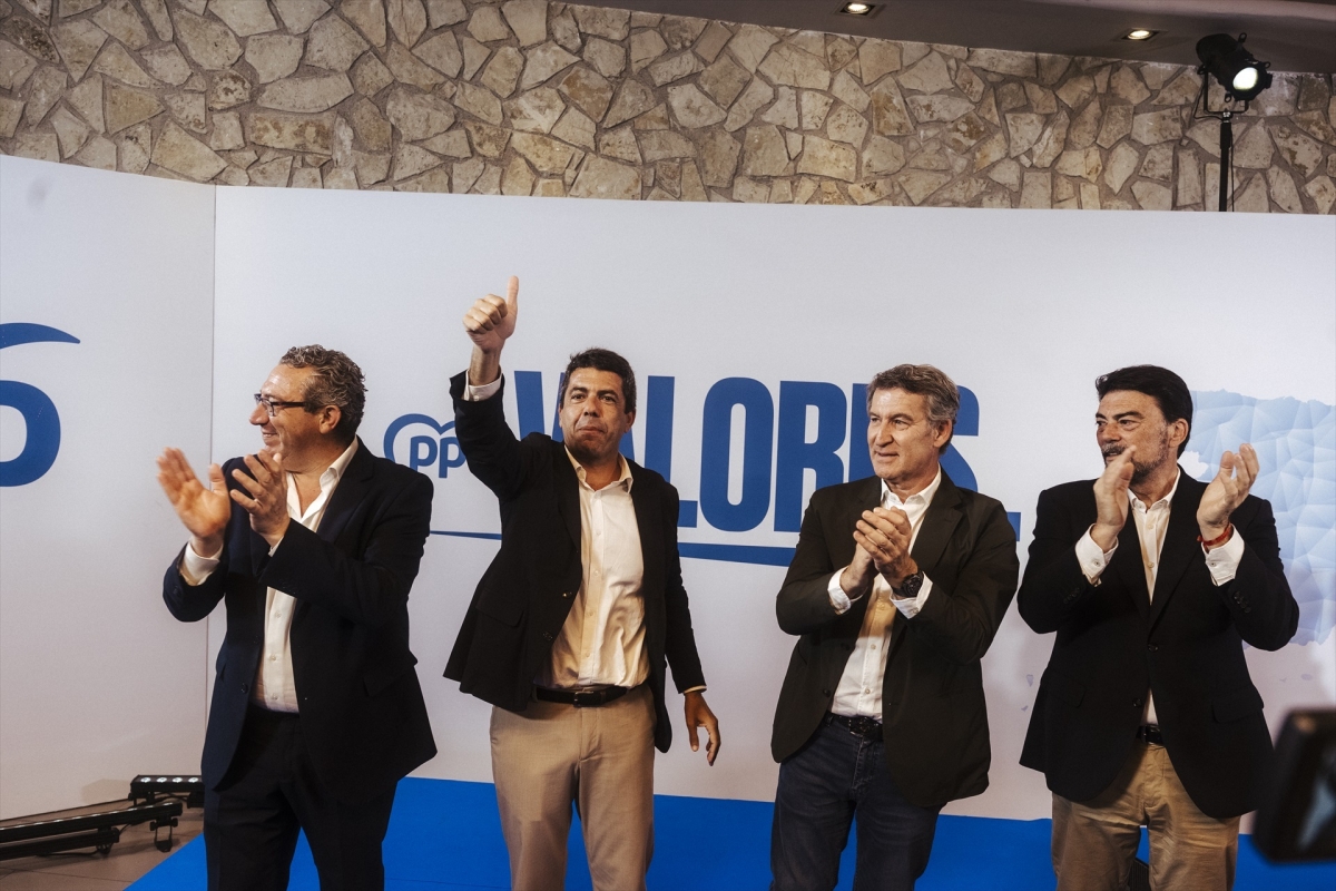 Mazón y el resto de afiliados del PPCV votan la candidatura de Feijóo para el Congreso del Partido Popular