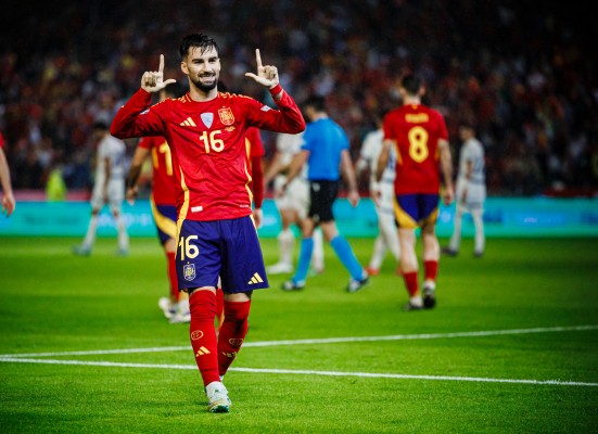 España golea a Serbia con gol de Baena y se mete en cuartos de final de la Liga de Naciones