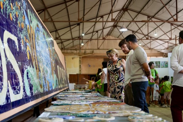 L'Alcora presenta un gran mural cerámico que recorre la historia del azulejo universal y local