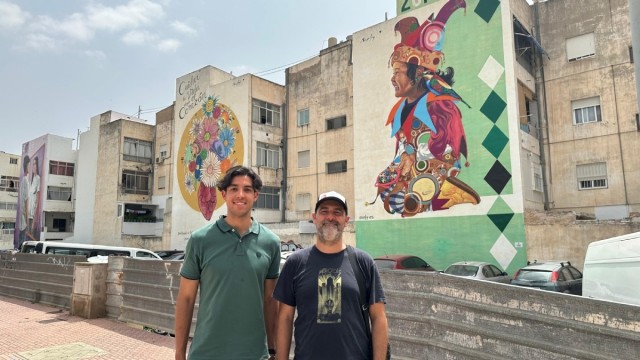 Cuando el arte urbano permanece: Murfy restaura sus murales en la calle Severo Ochoa de Alhama