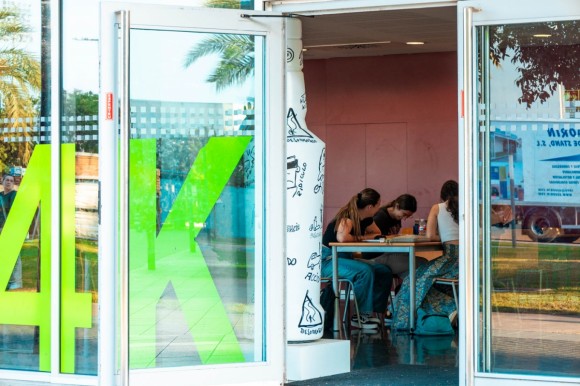 Resolver dudas, resumir contenidos o elaborar trabajos: así usan la IA los estudiantes universitarios