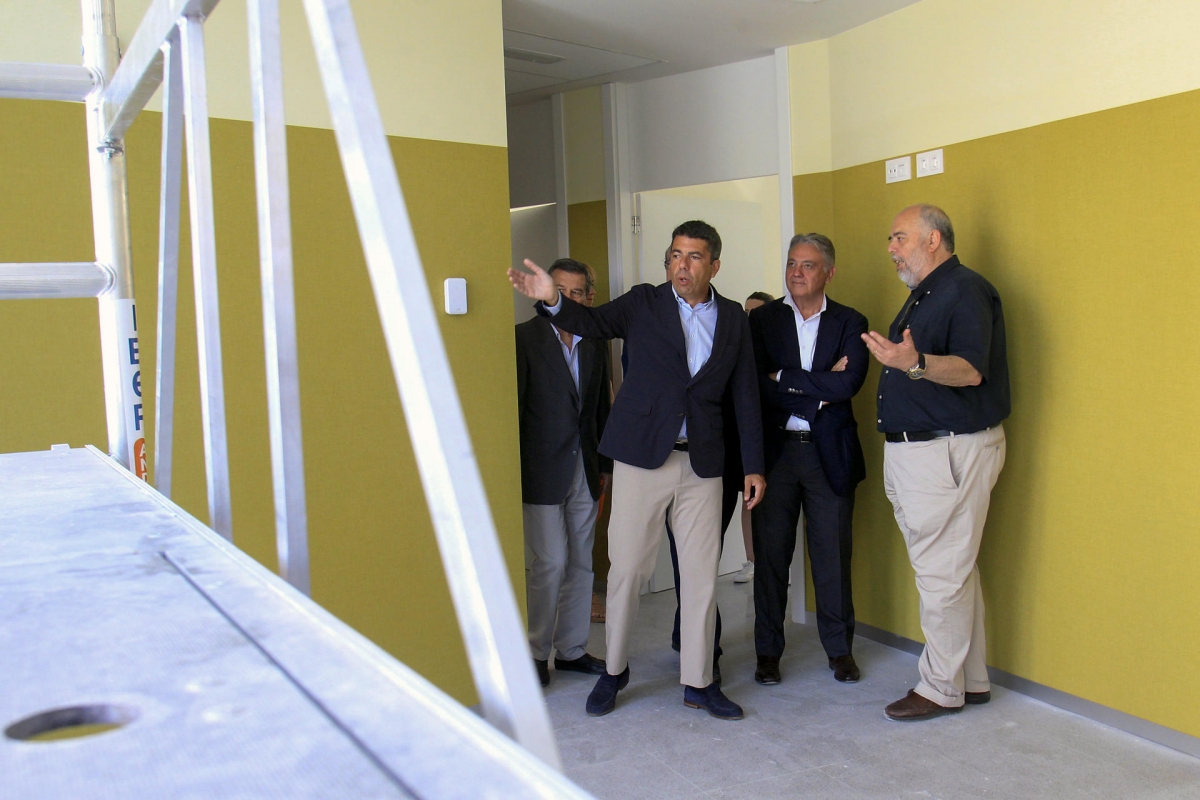 Mazón, en el centro de salud de Benidorm. - Foto EFE/Morell