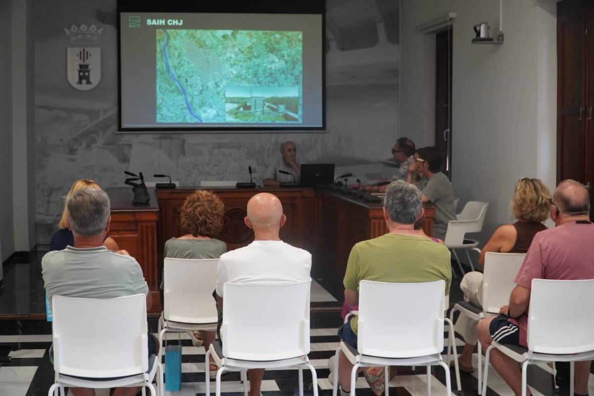 Los vecinos y vecinas de Castelló de la Ribera en la presentación del informe de la CHJ.