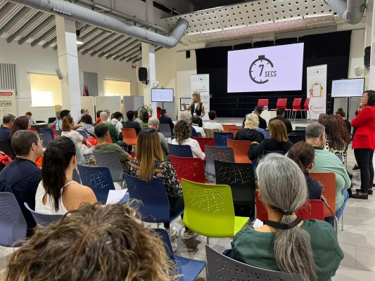 355 personas desempleadas en Alcoy contactan con empresas en dos iniciativas de la Cámara