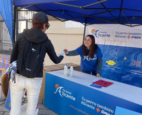 Las multas por ensuciar en Alicante: 600 € por miccionar, 300 por no diluir el orín de las mascotas