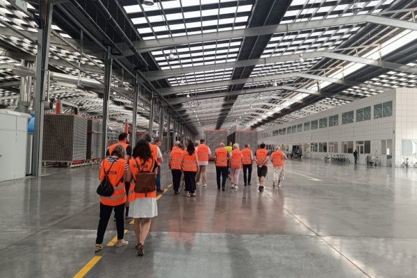 Un grupo de 15 distribuidores de Reino Unido visita el sector cerámico para conocer sus novedades