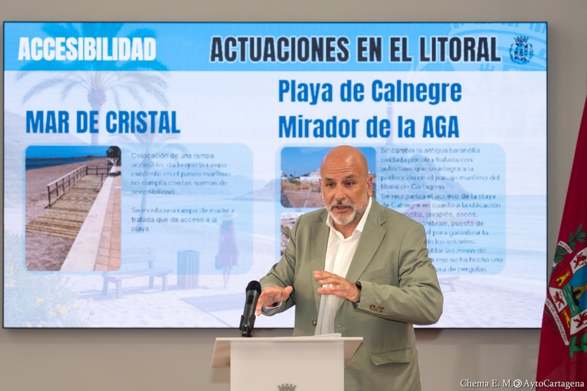 Presentación actuaciones en el litoral de Cartagena para el verano 2025 por el edil López Pretel. - Foto: Ayuntamiento de Cartagena