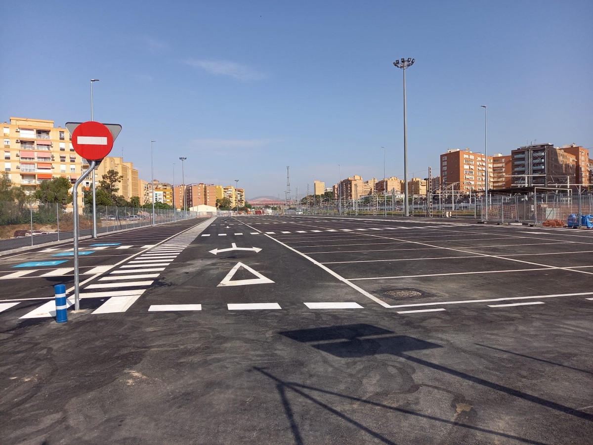El aparcamiento habilitado por FGV con motivo de las obras de la estación central del Tram en Renfe. - Foto: GVA
