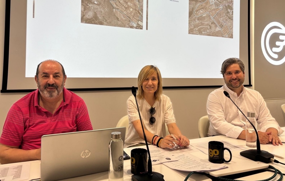 Técnicos que trabajan en el proceso de constitución y la edil de Industria. - 