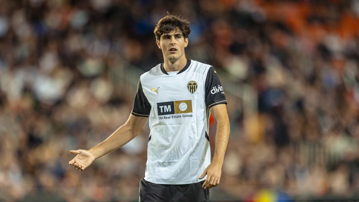 Javi Guerra durante un partido con el Valencia - VALENCIA CF