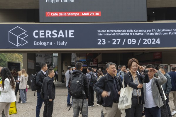 La cerámica española mantiene el pulso de Cersaie y aumenta su presencia en la feria: viajarán 125 firmas