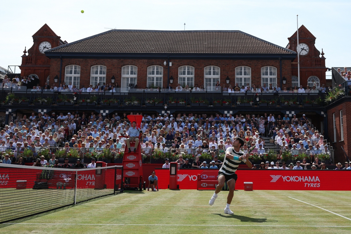 Alcaraz inicia la gira en hierba como acabó la de tierra: gana en Queen's al australiano Walton