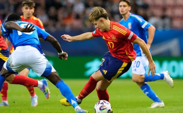 Santi Denia dosifica a los valencianistas en el empate de España ante Italia