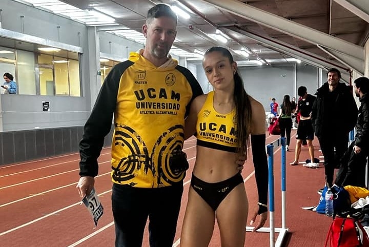 Estrella Santoyo junto a su entrenador, Juan Carlos Abellán. - Foto: FAMU