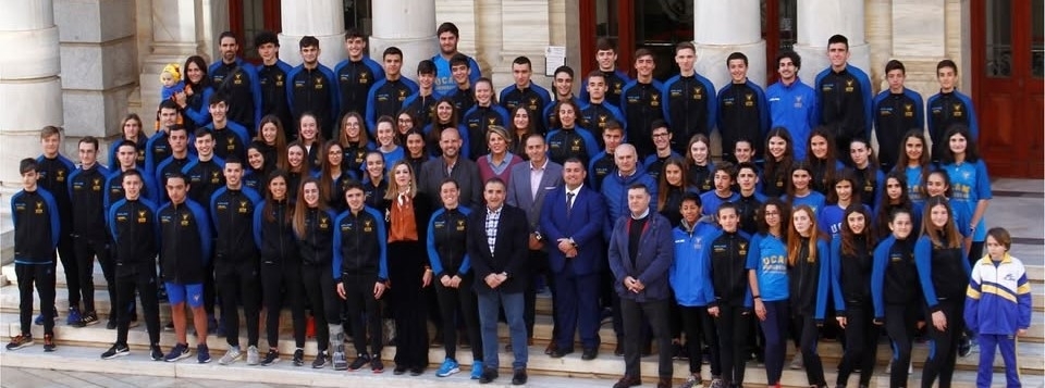 El UCAM Atletismo Cartagena, con sus atletas y técnicos, antes de iniciar la competición. - Foto: UCAM