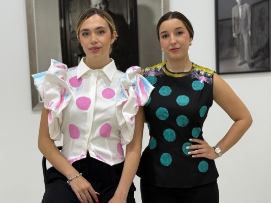 Un 'olé' para el vestuario de las azafatas del Cante de la Minas: el artista José López crea una línea de prendas con pinceladas flamencas