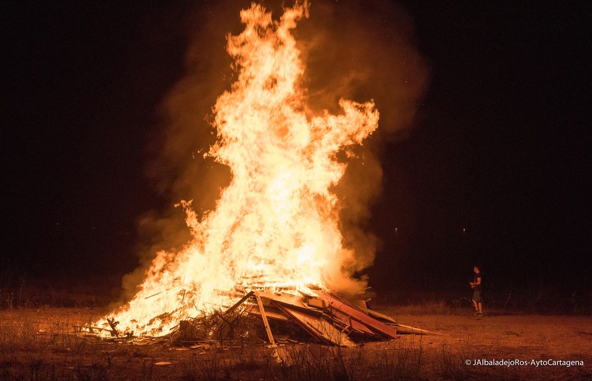 Así deben ser las hogueras de San Juan en Cartagena: alturas, distancias y qué no quemar