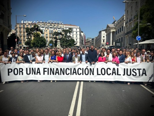 Folgado participa en la concentración de alcaldes frente al Congreso por la 