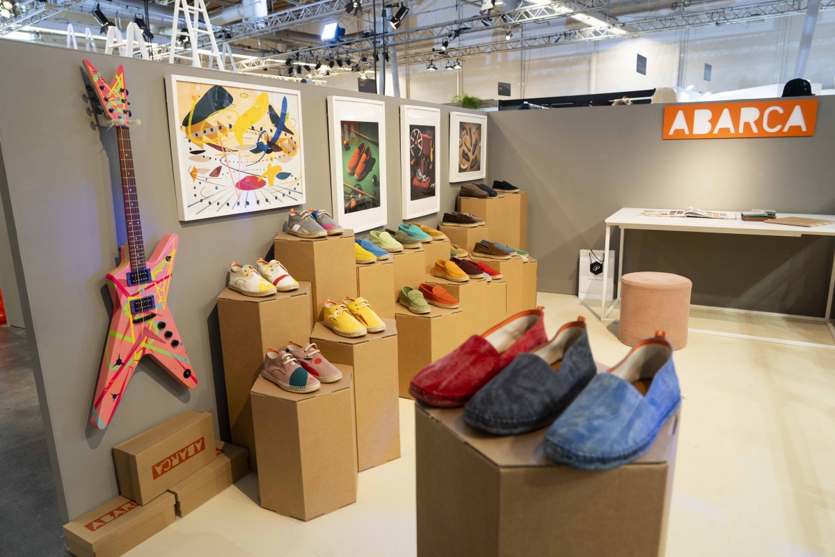 El artista calasparreño Ricardo Escavy traslada su mundo de geometría y colorido a una colección de zapatos