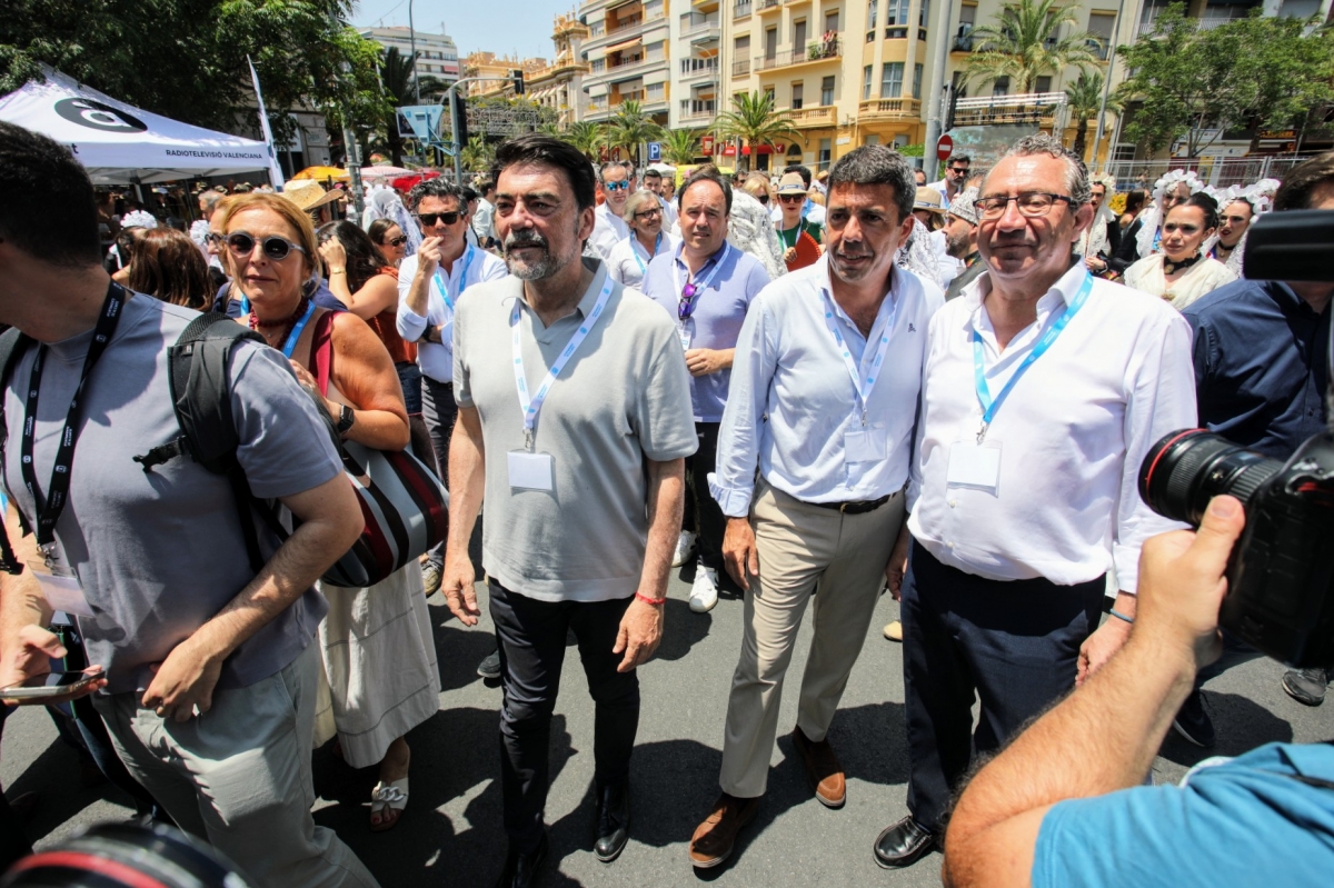 Barcala, Mazón y Pérez, a su llegada a la plaza de Luceros. - Barcala, Mazón y Pérez, a su llegada a la plaza de Luceros.
