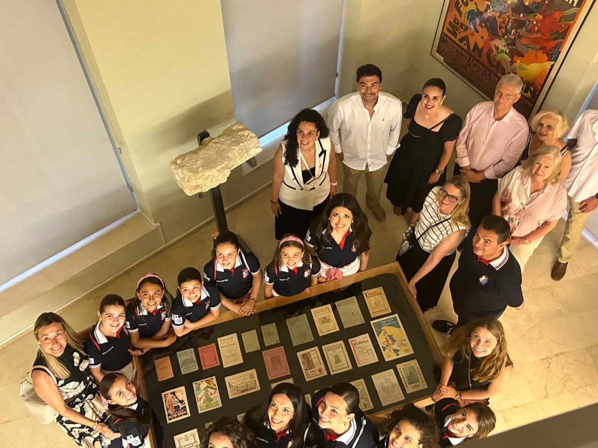 Las Belleses del Foc descubren el primer cartel de Hogueras en el Archivo Municipal