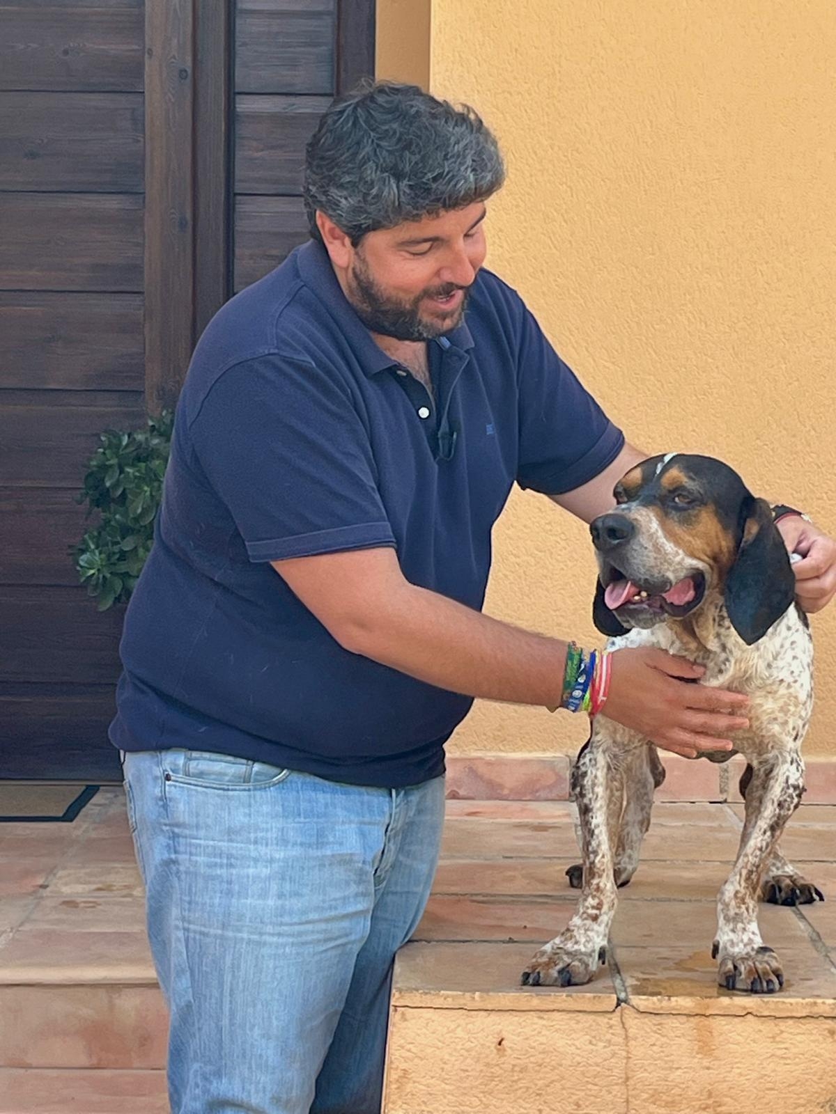 Fernando López Miras y su mascota, Pepe.