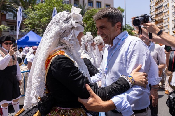 La primera 'mascletà' y la 'plantà' de las hogueras oficiales, en imágenes