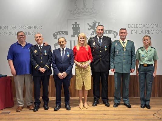 El padre Joaquín Sánchez y el exdelegado Francisco Jiménez, reconocidos con la Cruz de la Orden del Mérito Civil