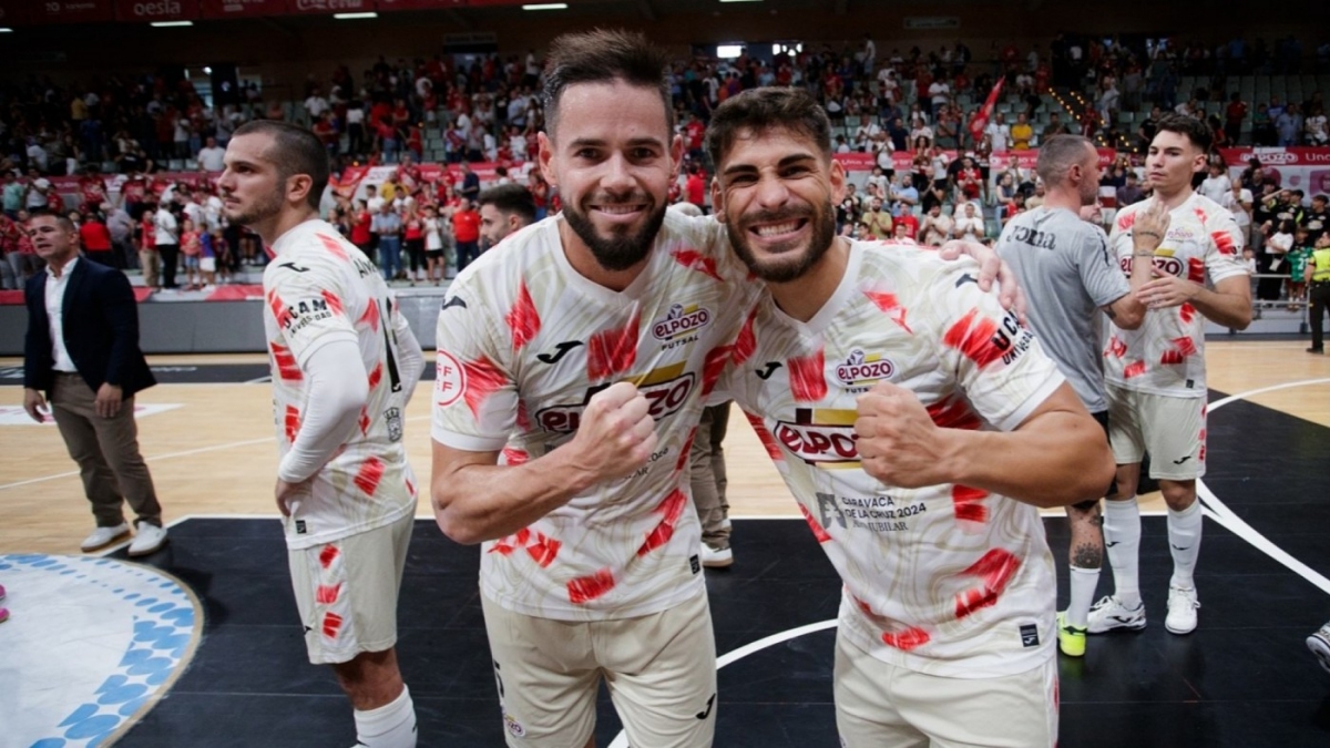 Marlon, a la derecha, y Esteban, celebrando un triunfo de ElPozo. - Foto. PASCU MÉNDEZ