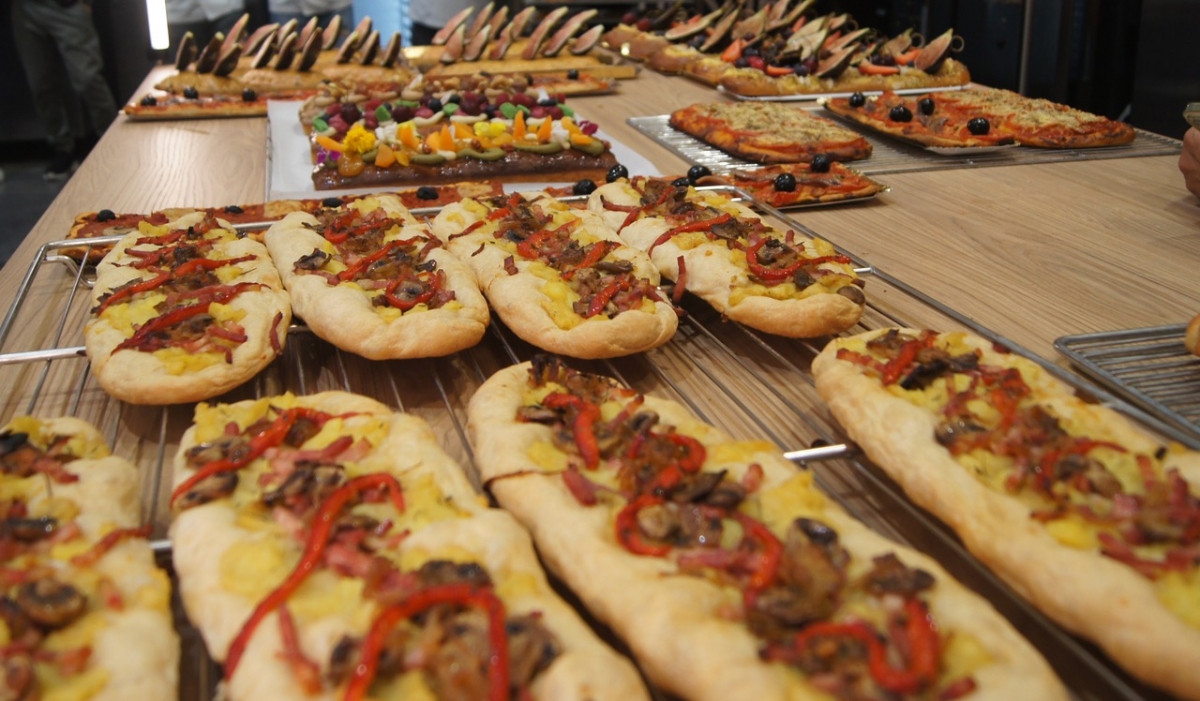 Las panaderías y pastelerías valencianas reavivan la tradición de las Cocas de Sant Joan