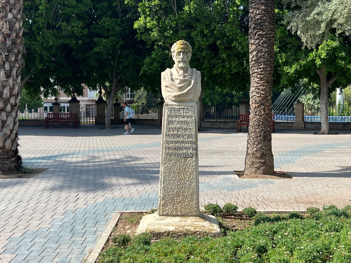 Escultura del Poeta Sánchez Madrigal, en Murcia. - Foto: MURCIA PLAZA