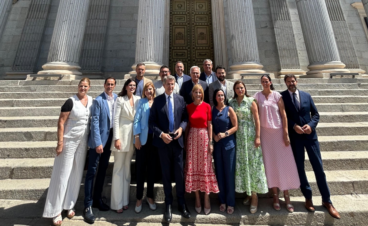 Alcaldes concentrados ante el Congreso de los Diputados. - Foto: PP